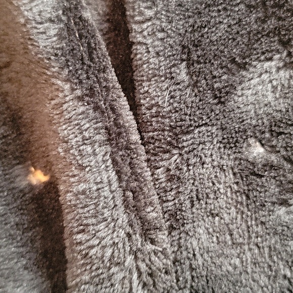 Bucee's plush throw blanket - Picture 3 of 4